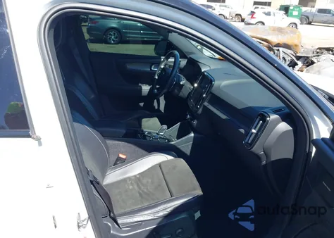 2019 Volvo Xc40 T5 R-Design from USA, damaged, VIN YV4162UM8K2056753